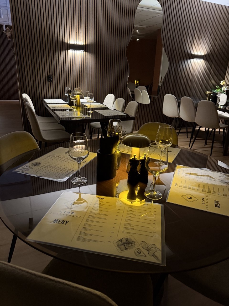 A candlelit table set for dinner at Glør